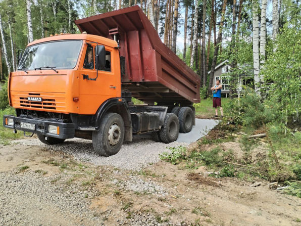 Доставка щебня для заезда на участок