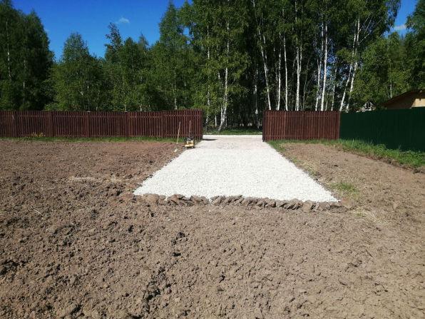 Готовый въезд на участок из щебня